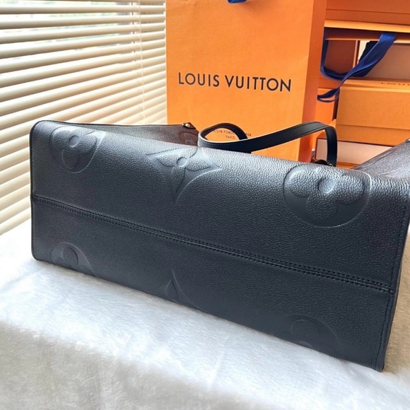 Authentic Louis Vuitton NEW ON-THE-GO MM Empreinte black tote 🔥 🎁 - Picture 8 of 15